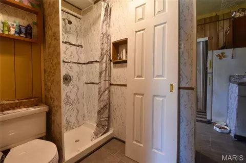 Bath - 418 Elm St, Gillespie, IL 62033 photo 1 of 2