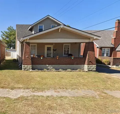 312 Whitelaw Ave, Wood River, IL 62095