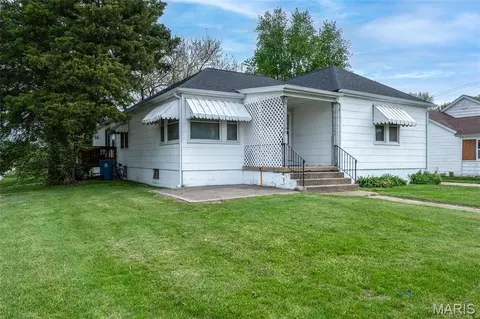 110 W 4t St, Saint Jacob, IL 62281