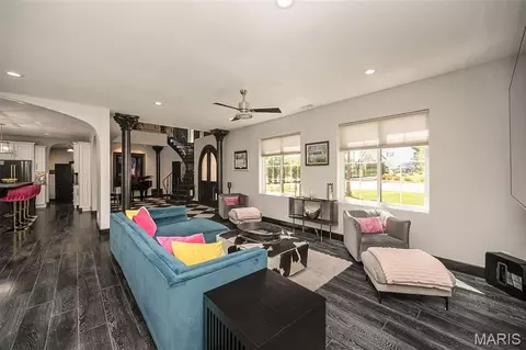 Living - 604 Glyn Cagny Rd, Ballwin, MO 63021 photo 3 of 4