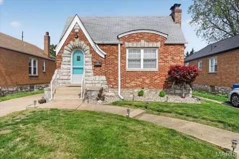 705 Bellavilla Dr, Bella Villa, MO 63125