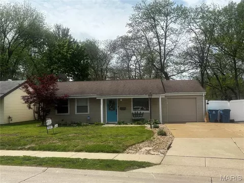 12249 Bennington Pl, Maryland Heights, MO 63043