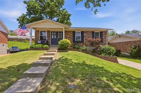 9616 Antonette Hills Dr, Affton, MO 63123