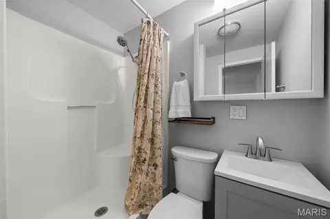 Bath - 8075 Glenn Dr, Barnhart, MO 63012 photo 1 of 3
