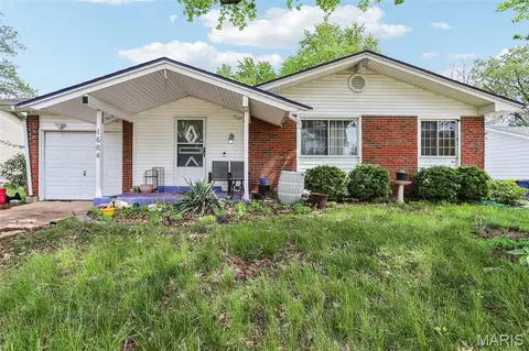 1684 Kew Gardens Dr, Florissant, MO 63031