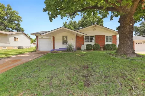 1684 Kew Gardens Dr, Florissant, MO 63031