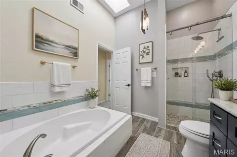 Bath - 1848 Ridgeview Circle Dr, Ballwin, MO 63021 photo 2 of 3