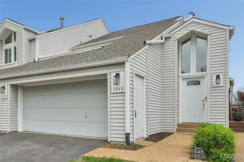 1848 Ridgeview Circle Dr, Ballwin, MO 63021