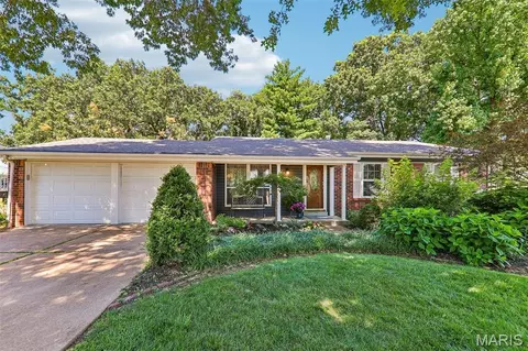 995 Century Oaks Dr, Manchester, MO 63021