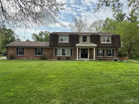 12576 Royal Manor Dr, Creve Coeur, MO 63141