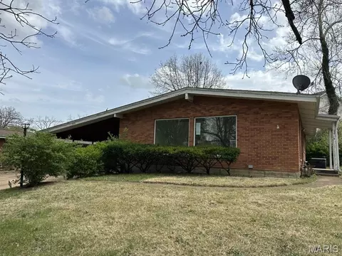 520 Bahia Dr, Saint Louis, MO 63119