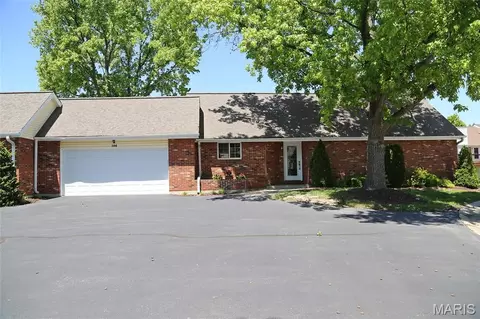 390 Windsor Pl #E, Saint Peters, MO 63376