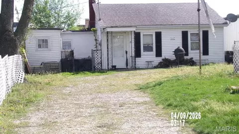 8 E C St, Belleville, IL 62220