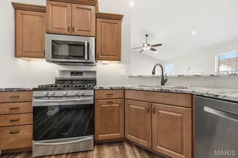 Kitchen - 205 Crosswinds Ct, Waterloo, IL 62298 photo 2 of 4