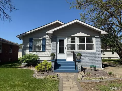566 Hamilton Ave, Wood River, IL 62095