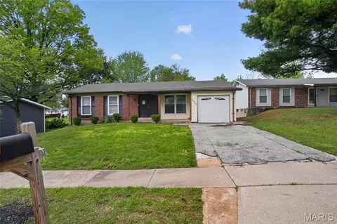 6349 Honey Bee Ct, Florissant, MO 63033
