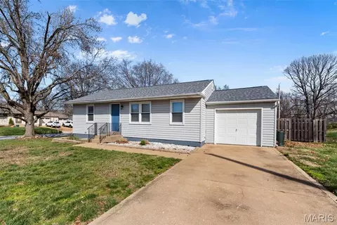 10809 Faraday Dr, Saint Louis, MO 63123