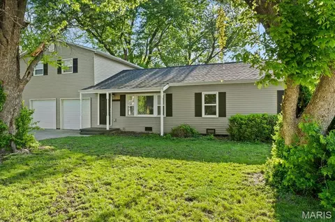 5514 Pontiac Dr, Fairview Heights, IL 62208