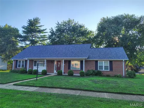 1029 Fernway Ln, Creve Coeur, MO 63141