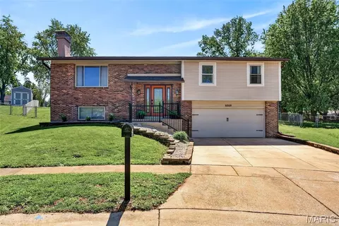 12538 Parkway Acres Ct, Maryland Heights, MO 63043