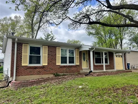 1322 Petite Dr, Saint Louis, MO 63138