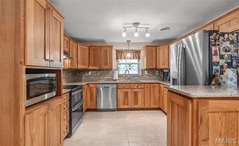 Kitchen - 11090 Highway K, Jadwin, MO 65501 photo 2 of 6