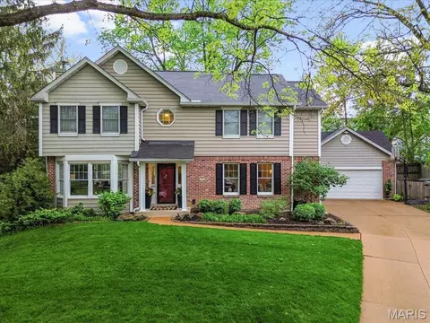 403 Woodview Manor Ln, Kirkwood, MO 63122