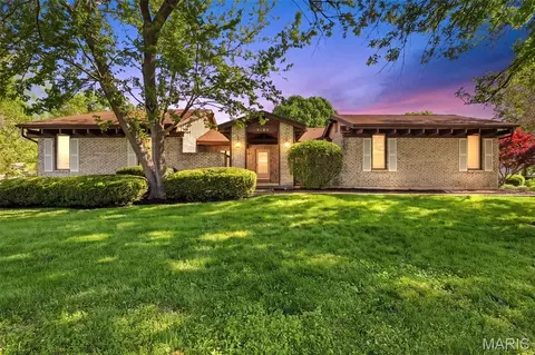 16083 Meadow Oak Dr, Chesterfield, MO 63017