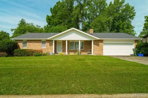 106 Steeplechase Rd, Rolla, MO 65401