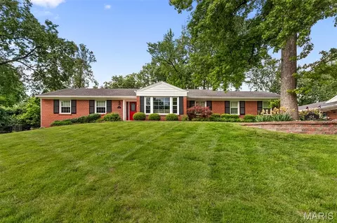 424 Geyer Forest Dr, Saint Louis, MO 63122