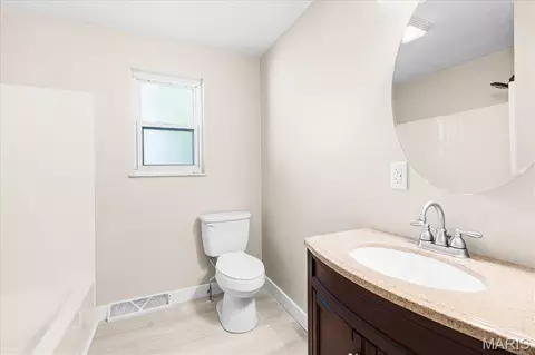 Bath - 209 Oak St, Waterloo, IL 62298 photo 1 of 1