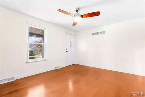 Living - 209 Oak St, Waterloo, IL 62298 photo 1 of 2