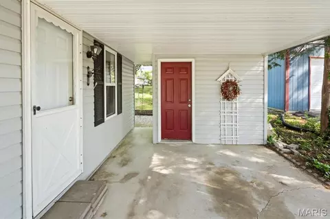 Exterior - 209 Oak St, Waterloo, IL 62298 photo 5 of 10