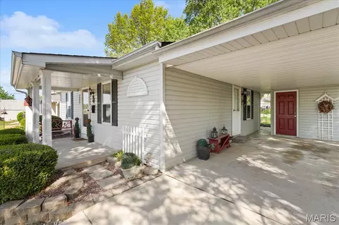 Exterior - 209 Oak St, Waterloo, IL 62298 photo 6 of 10