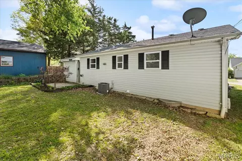 Exterior - 209 Oak St, Waterloo, IL 62298 photo 3 of 10