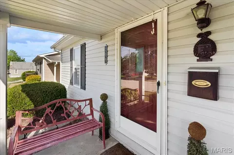 Exterior - 209 Oak St, Waterloo, IL 62298 photo 7 of 10