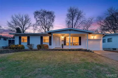 2500 Dove Dr, Florissant, MO 63031