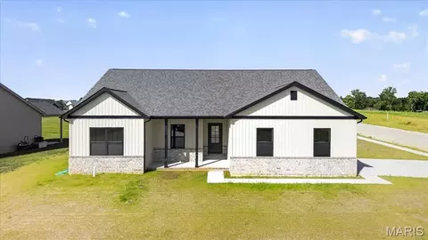 951 Forbs Dr, Waterloo, IL 62298
