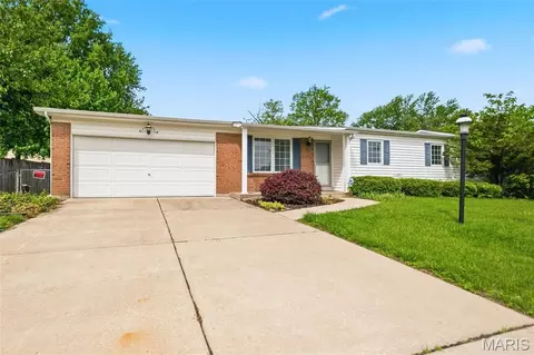 11 Denallen Dr, Saint Peters, MO 63376