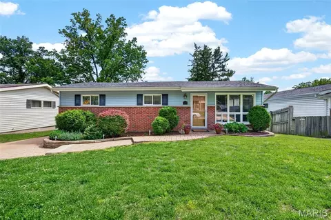 512 Acorn Dr, Saint Louis, MO 63126