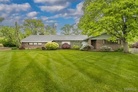 336 Hackmann Ln, Creve Coeur, MO 63141