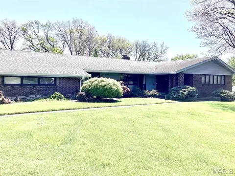 336 Hackmann Ln, Creve Coeur, MO 63141