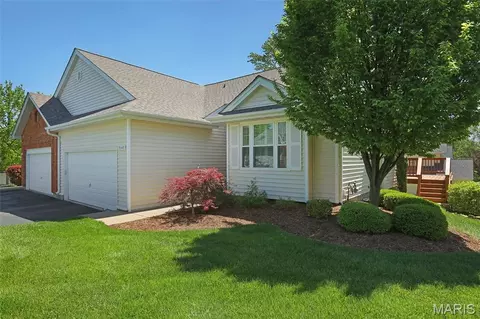 2042 King Arthur Ct, Saint Louis, MO 63146
