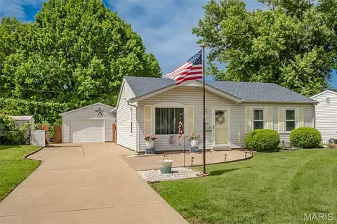 12167 Parkwood Pl, Maryland Heights, MO 63043