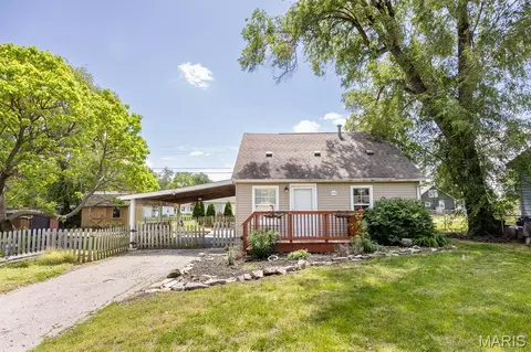 442 Pershing Ave, Wood River, IL 62095