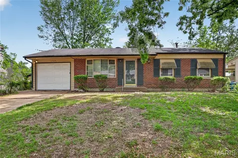 1742 Bradshaw Dr, Saint Louis, MO 63136