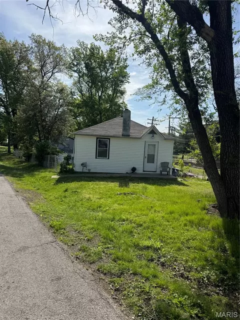 223 Fairview Ln, Ferguson, MO 63135