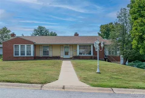 10022 Elise Dr, Lakeshire, MO 63123