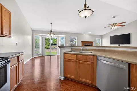 Kitchen - 1433 Sunview Dr, O'fallon, MO 63366 photo 2 of 2