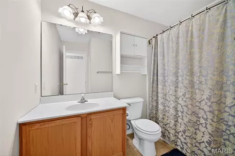 Bath - 1433 Sunview Dr, O'fallon, MO 63366 photo 3 of 4